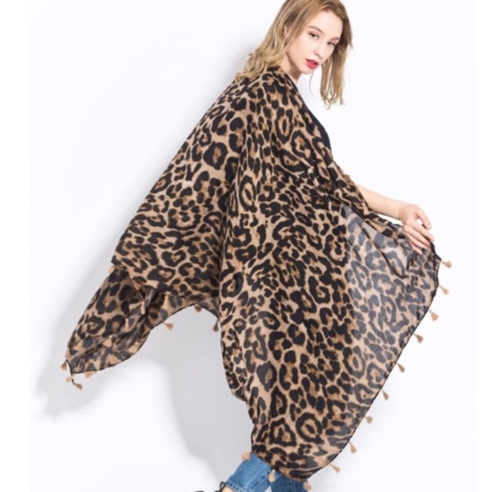 Chic Oversized Leopard Scraf.